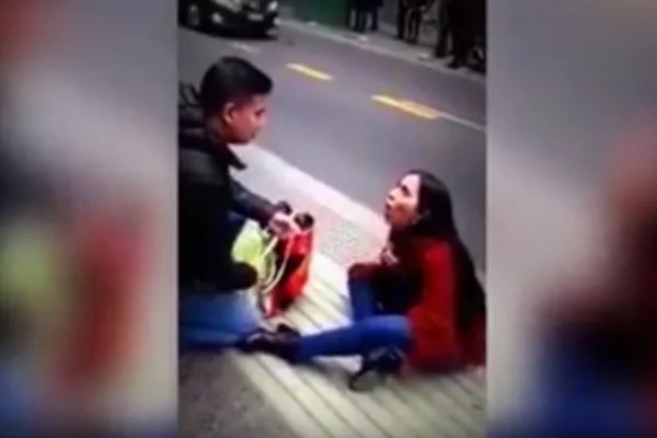 Mulher pede homem em casamento, mas acaba literalmente no chão
