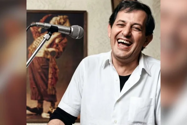 Imagem colorida mostra o radialista e humorista Nelson "Tatá" Alexandre - Metrópoles