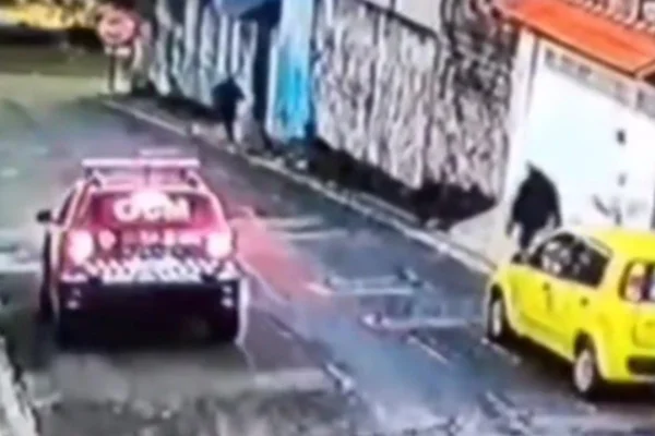 Captura de tela de câmera de segurança que flagrou GCMs matando adolescente de 17 anos. - Metrópoles