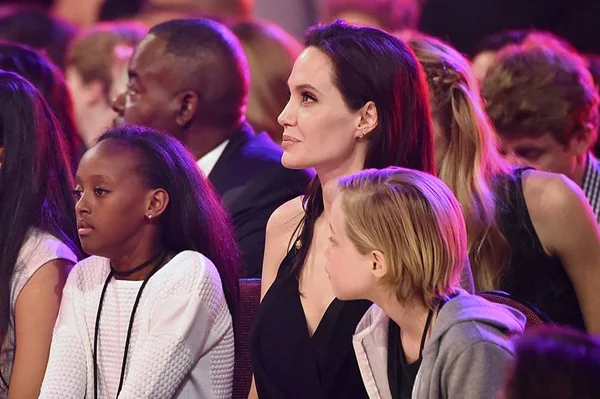 Angelina pode perder guarda dos filhos se limitar contato com o pai