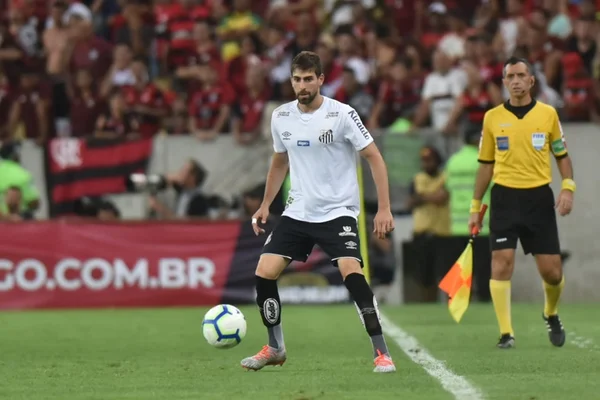 Santos: Luan Peres deve jogar clássico com esquema de 2 zagueiros