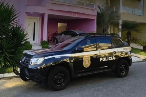 Imagem colorida mostra viatura da polícia civil durante operação. Metrópoles