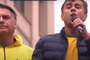Nikolas Ferreira e Jair Bolsonaro em ato na Avenida Paulista