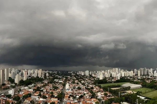 Imagem colorida aérea da cidade de São Paulo, com nuvens carregadas e cinzas acim