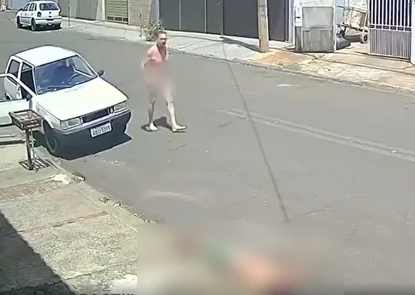 Homem pelado esfaqueia enteado
