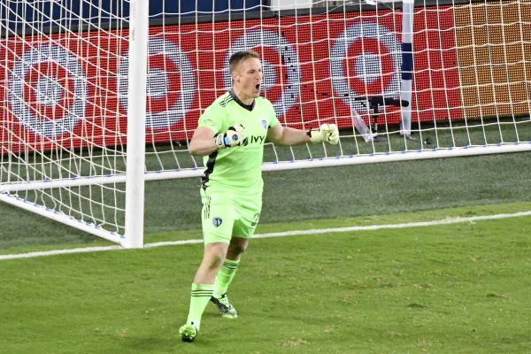 Futebol ou UFC? Goleiro aplica golpe de MMA em jogo nos EUA. Veja