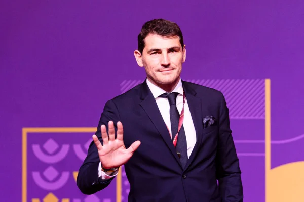 Casillas publica que é gay, apaga mensagem e diz que foi hackeado