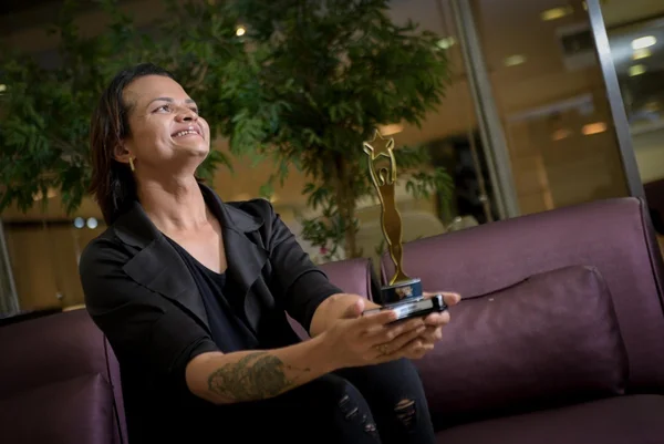 Expert em coloração, cabeleireira do DF recebe “Oscar da Beleza”