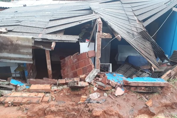 Vídeo: manilha se rompe com chuva e derruba casa no DF