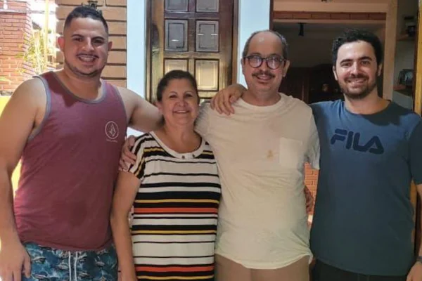 Imagem colorida mostra Jovino Magalhães, de camiseta branca, ao lado da esposa e filhos, após passar por transplante - Metrópoles