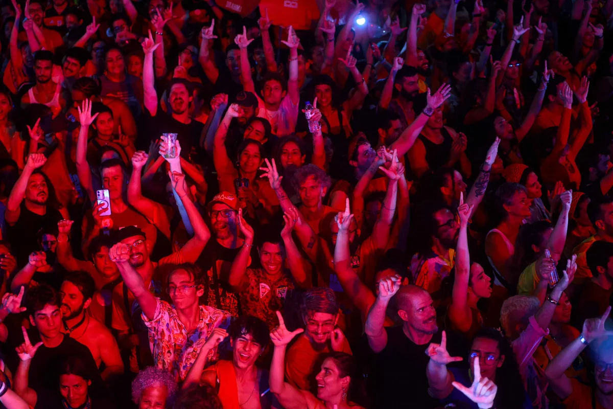 Eleitores de Lula entoam Hino Nacional em rua lotada na Asa Norte - imagem 1 Eleitores de Lula entoam Hino Nacional em rua lotada na Asa Norte - imagem 1