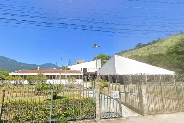 imagem colorida mostra o Fórum de São Sebastião, onde jovem foi condenado por forjar sequestro e extorquir mãe. Metrópoles