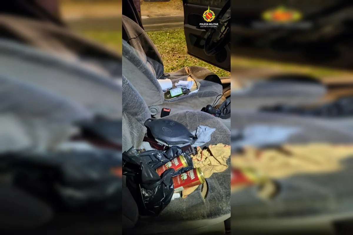 No interior do carro, a equipe ainda encontrou latas e garrafas de bebidas alcoólicas No interior do carro, a equipe ainda encontrou latas e garrafas de bebidas alcoólicas