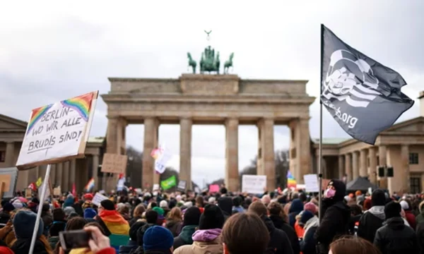 Imagem da manifestação contra a extrema direita alemã, em Berlim, Alemanha - Metrópoles