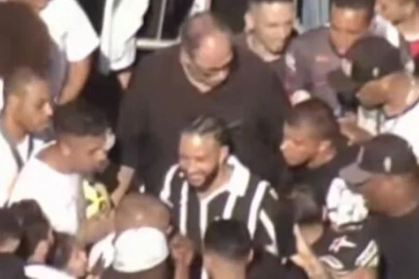 Imagem colorida de Memphis Depay na grande SP. Metrópoles
