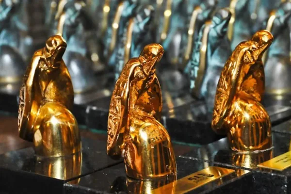 Foto colorida do troféu do Prêmio Jabuti - Metrópoles
