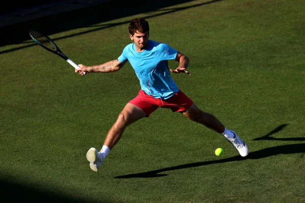 Thiago Wild em partida em Eastbourne, Inglaterra