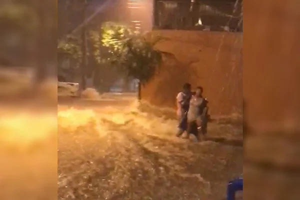 Vídeos: chuva provoca enxurrada e arrasta mulher em rua no DF