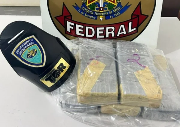 foto colorida de cocaína embalada apreendida com boliviana em ônibus na Rodovia Castello Branco (SP) - Metrópoles
