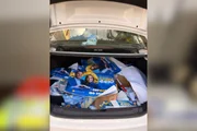 Material de campanha de Sirlange Manga encontrado no porta-malas do veículo