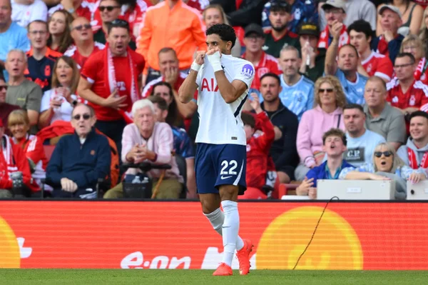Tottenham empata com Nottingham Forest e segue sem vencer na Premier League