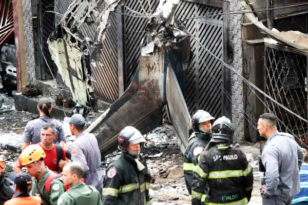 Avião cai em SP, deixa duas pessoas mortas e 12 feridas. Veja vídeos