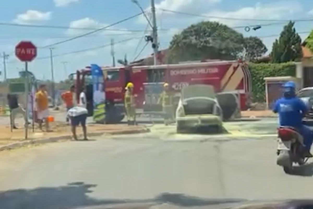 Incêndio atinge veículo em frente a escola em Formosa e gera alerta