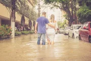 O casal decidiu fazer o álbum de fotos da união em meio ao alagamento O casal decidiu fazer o álbum de fotos da união em meio ao alagamento