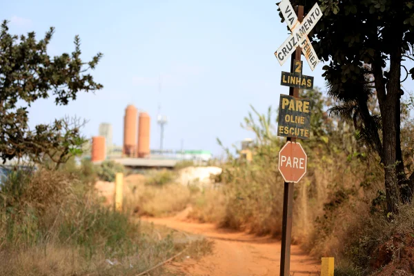Corpo de homem é encontrado em linha férrea perto do viaduto da EPTG