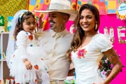 Tays Reis, Biel e Pietra posam juntos e sorridentes