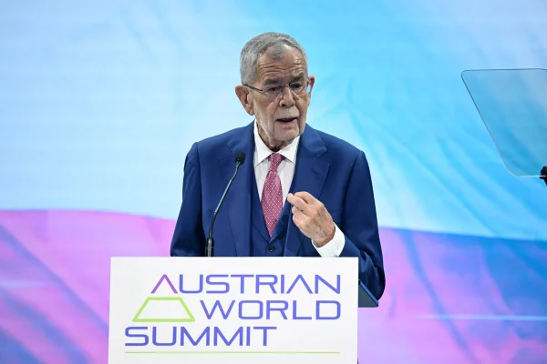 Imagem colorida mostra presidente da Áustria - Metrópoles