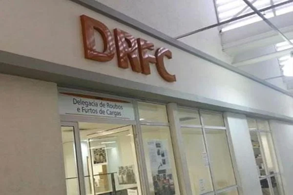Fachada da Delegacia de Roubos e Furtos de Carga do Rio de Janeiro - Metrópoles