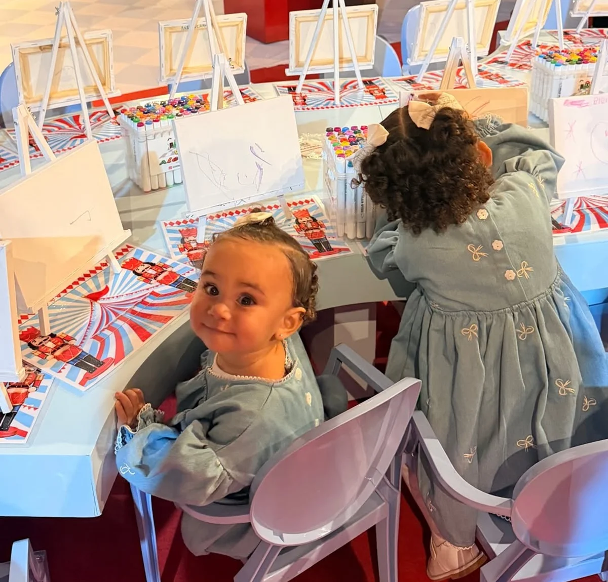 Mel e Mavie, filhas de Bruna Biancardi e Neymar, são clicadas na festa de Bento Mel e Mavie, filhas de Bruna Biancardi e Neymar, são clicadas na festa de Bento