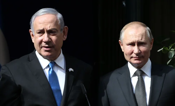 Imagem colorida mostra os chefes de Estado Netanyahu e Putin posando lado a lado para uma foto - Metrópoles