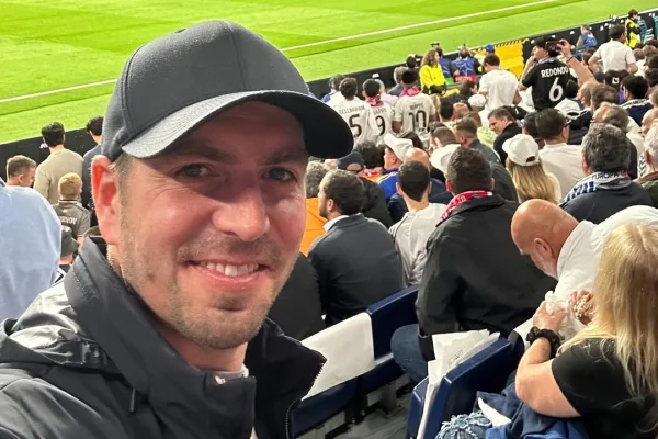 Foto colorida de Phillip Lahm infiltrado na torcida do Real Madrid - Metrópoles