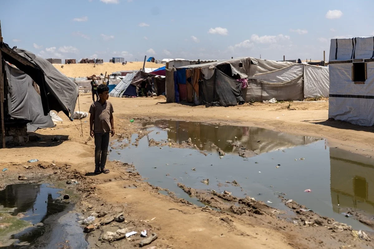Foto mostra condições sanitárias de criança na região de Mawasi, ao sul de Gaza Foto mostra condições sanitárias de criança na região de Mawasi, ao sul de Gaza