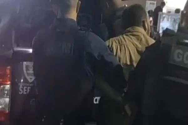 Ataque em igreja: fiel invade altar e agride padre com Bíblia