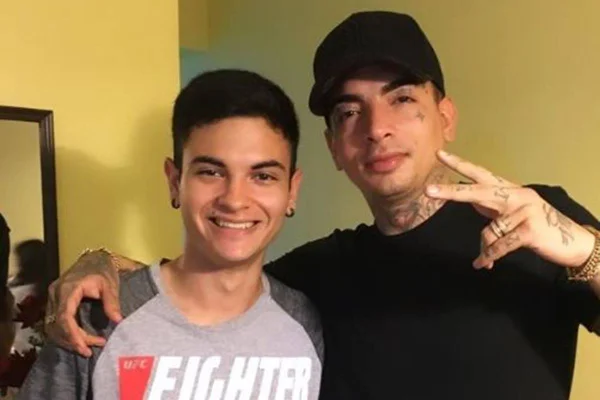 jovem abraçado em mc guimê - metrópoles
