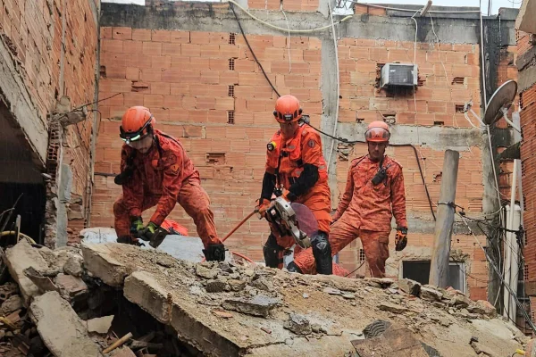 Duas crianças morrem após casa desabar no Rio de Janeiro