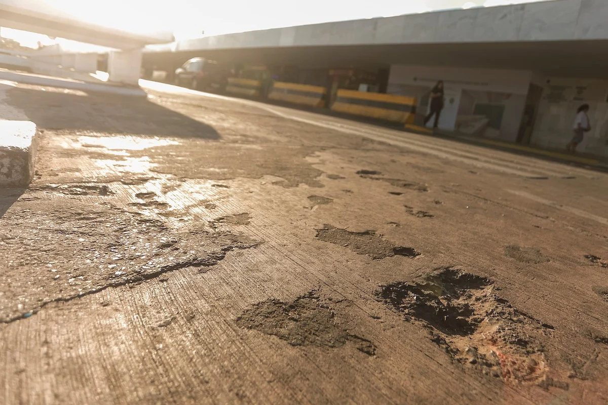 Calçadas que contornam os estacionamentos estão quebradas Calçadas que contornam os estacionamentos estão quebradas
