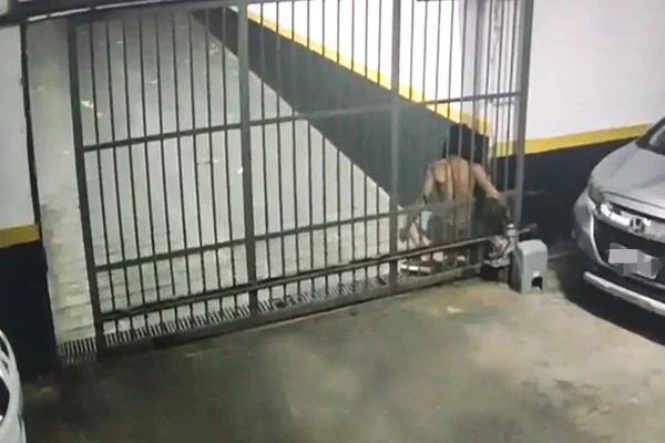 homem abrindo garagem de prédio