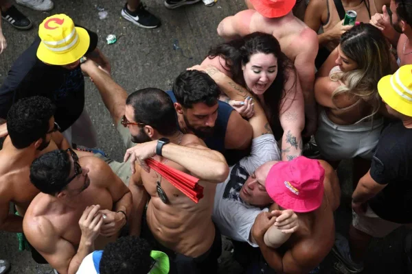 A jovem de 22 anos abriu um boletim de ocorrência de lesão corporal contra a policial. Segundo o relato, ela foi agredida com um cassetete - Metrópoles