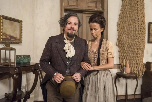 Quinzinho (Augusto Madeira) e Clemência (Dani Barros) em Nos Tempos do Imperador