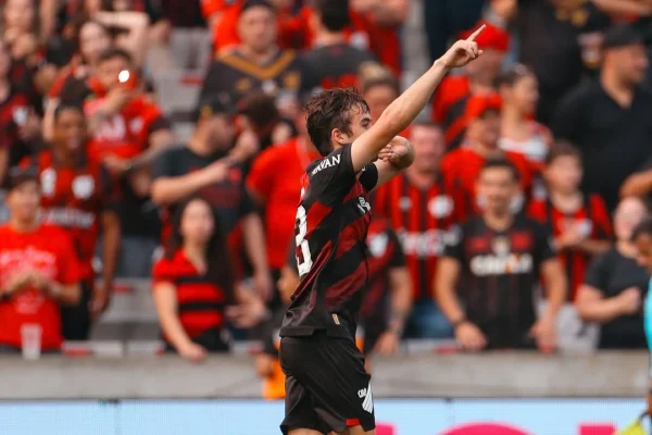 Foto colorida de Athletico-PR e Coritiba - Metrópoles