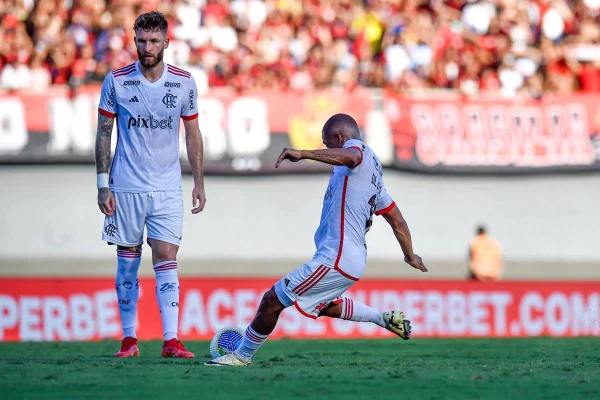 Imagem colorida de Leo Pereira e De la Cruz do Flamenfo - Metrópoles