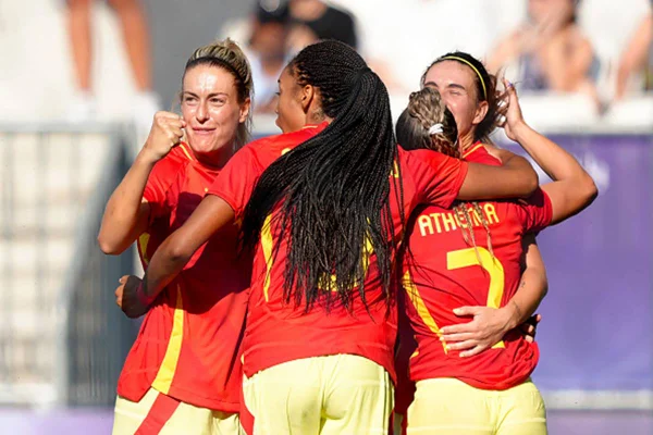 Imagem coloridada de Espanha comemora gol contra Brasil - Metrópoles