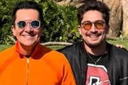 Brunno e Regis Danese posam juntos e sorridentes durante passeio