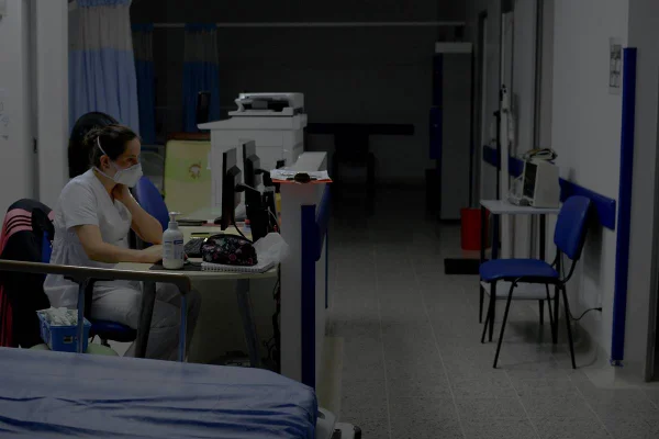 Foto colorida de agente de saúde durante a pandemia de Covid-19 - Metrópoles