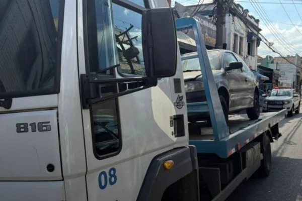 Imagem colorida mostra carro com quase R$ 60 mil em multas apreendido pela Polícia Militar - Metrópoles