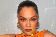 Jessie J faz carão para as redes sociais
